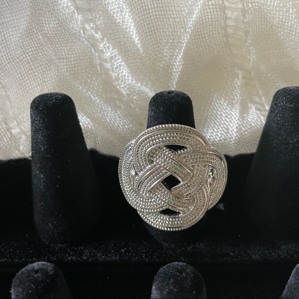Knotted shape silver tone stretchy ring